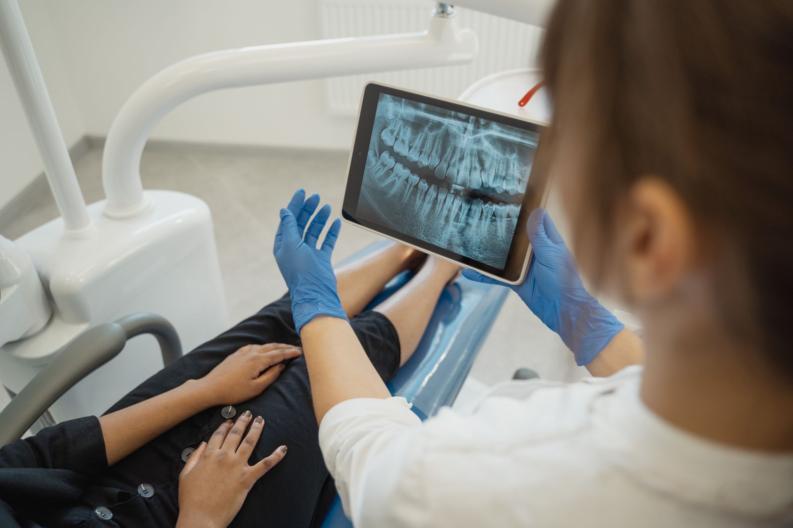 Diş hekimi tarafından hastaya gösterilen dental röntgen